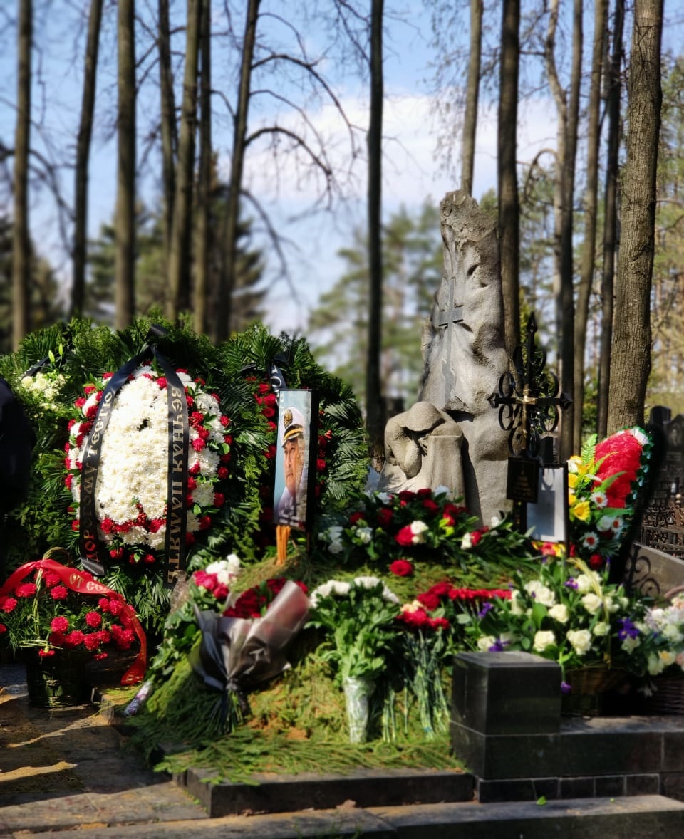борис клюев похороны фото с кладбища
