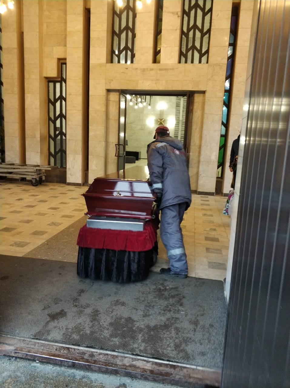Прощание кремация. Прощальный зал в крематории Москва. Хованский крематорий кремация. Митинский крематорий ритуальный зал. Залы кремирования Хованский крематорий.